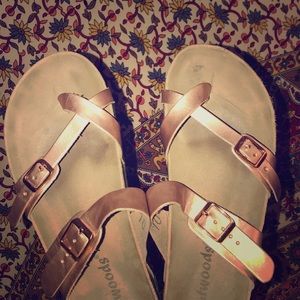 Rose gold sandals looks like Birkenstocks